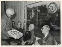 1978-549 J.M. Franken, voorzitter van de deelgemeenteraad Charlois biedt een taart aan aan het jubilerende echtpaar.