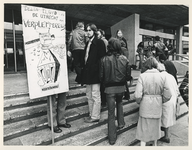 1979-2128 Demonstranten tegen de veiling demonstreren voor het Hofpleintheater.