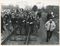 1979-2130 Leden van Bewonersorganisatie Feijenoord-Noordereiland (BOF) proberen de trein, die rijdt ter gelegenheid van ...