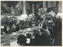 1979-2160 Vertegenwoordigers van de Agniesebuurt met ballonnen in een vergadering met wethouder J.G. van der Ploeg.