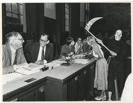 1979-2615 Magere Hein waart rond in de raadszaal tijdens de hoorzitting.