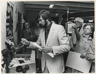 1979-2631 Martin Honders, deelgemeenteraadslid, verricht de opening van de tentoonstelling in landhuis 'D'Oliphant'.