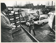1979-2652 Kleine melkslijters mogen hun melk komen halen.