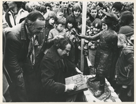1980-122 Jan Brusse (links) en burgemeester Van der Louw bij het beeldje, geschonken door de studentenvereniging ...