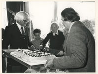 1980-3018 In het bejaardenhuis Waelestein bieden burgemeester Van der Louw (rechts) en deelraadsvoorzitter Joop Franken ...