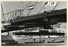1980-4002 Het laatste stuk van de Willemsbrug wordt op zijn plaats gehesen.