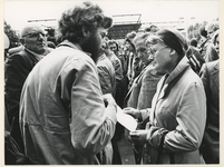 1980-41 Mevrouw De Vos-Krul, gemeenteraadslid voor de Communistische Partij Nederland (CPN), in gesprek met actieleider ...