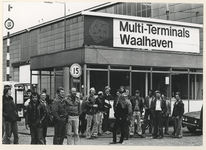 1980-42 Stakende havenarbeiders bij de poort van Multi-Terminals Waalhaven proberen werkers over te halen tot staken.