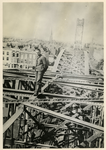 1981-1165-1 Een Duitse militair poseert op de bovenste binten van de spoorbrug over de Nieuwe Maas. Op de achtergrond: ...