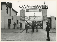 1981-1349 De toegangspoort van de werf met spandoeken en postende stakers.