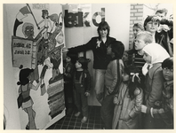 1981-1355 Kinderen bij de feestelijk versierde ingang.