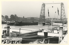 1981-2271 Binnenschepen maken de doorgang vrij op de Nieuwe Maas en in de Koningshaven.