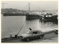 1981-2272 Binnenschepen maken de doorgang vrij op de Nieuwe Maas en in de Koningshaven.