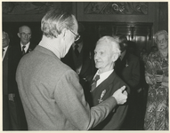 1982-1354 Prins Bernhard spreekt met één van de gedecoreerden na de uitreiking van de eerste Verzetsherdenkingskruizen.