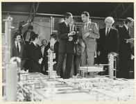 1982-1361 Prins Claus en andere heren bekijken een schaalmodel van de raffinaderij tijdens de opening van de nieuwe ...