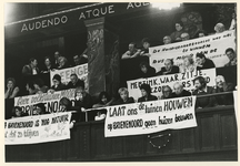 1982-327 Volkstuinders protesteren tijdens de raadsvergadering op de publieke tribune met spandoeken tegen woningbouw ...