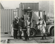 1982-339 Brandweerlieden in beschermende kleding bij de lekkende container met vloeibaar broom in de Waalhaven.