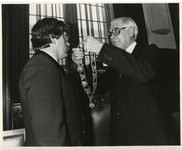 1982-343 Wethouder en voormalig locoburgemeester J.G. van der Ploeg hangen Bram Paper de ambtsketen om tijdens zijn ...