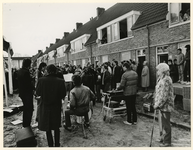 1984-473 Onder grote publieke belangstelling treedt op de Rozegaarde een bandje op tijdens de uitreiking van de sleutel ...