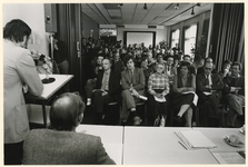 1985-1426 Wethouders Laan (links) en Vermeulen (tweede van links) op de eerste verdieping luisteren naar een ...