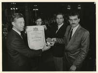 1985-1446 Wethouder Den Dunnen reikt de Ondernemersprijs voor het jaar 1984 uit aan de heren A.K. van der Wijngaart ...