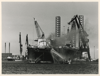 1986-1711 Brand aan boord van de Italiaanse pijpenlegger Castoro Sei in de Botlek.