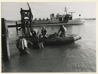 1986-1714 Duikers bij een rubberboot bij de Beluga tijdens een actie van Greenpeace bij de Tiofine B.V. in de Botlek.