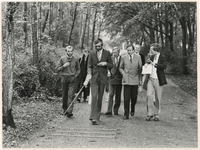 1987-2299 In het Kralingse Bos wordt een wandelroute voor visueel gehandicapten in gebruik gesteld in het bijzijn van ...
