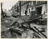 1988-215 De Witte de Withstraat is opengebroken in verband met de aanleg van stadsverwarming. De leiding loopt van de ...