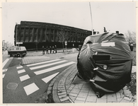 1988-2917 Actievoerders van de politie hebben zowel het bureau Marconiplein als een politieauto in zwart ...