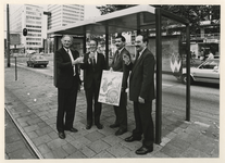 1988-2922 Op de Coolsingel wordt in de nieuwe abri een toast uitgebracht door wethouder J. Laan, directeur J.J.Ph. ...