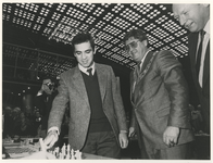 1988-3008 Wereldkampioen Gary Kasparov opent samen met burgemeester Bram Peper een simultaanwedstrijd schaken in het ...