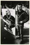 1989-2118 De Rotterdamse kunstenaar Dirk de Boer bij een schilderij dat is aangekocht door de Amerikaanse zanger Frank ...
