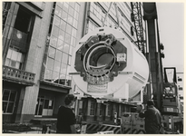1989-3318 In de takels hangt een nieuw medisch apparaat een zgn. Gyroscan T5, dat ziekenhuis Dijkzigt als eerste in de ...