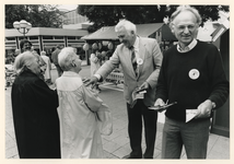 1989-3339 Wethouder J. Laan (geheel rechts) en Tweede Kamerlid P. de Visser delen wervingsmateriaal van de PvdA uit op ...