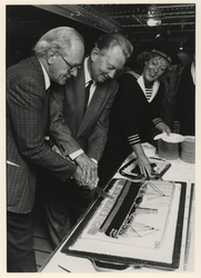 1989-3388 Ter gelegenheid van het tienjarig bestaan van de Buffel als museumschip snijden conservator B. Lap en A. ...