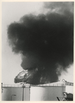 1989-3862 Nadat een tank met giftig acrylonnitrit is ontploft, schieten rook en vuur omhoog uit een opslagtank bij ...