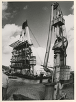 1989-3865 Hangend in één van de grootste drijvende kranen wordt een 250 ton zware staalconstructie van de ...