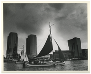 1990-2365 In somber weer zijn er zo'n 130 deelnemers begonnen aan de Vlootschouw op de Nieuwe Maas.