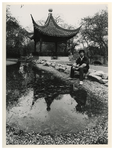 1990-545 Een Chinese man poseert in Diergaarde Blijdorp bij een Chinees tuinhuisje dat door zusterstad Shanghai aan ...
