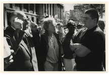 1990-610 Oudere Rotterdammers zijn op de Coolsingel in discussie met aanhangers van de (extreemrechtse) ...