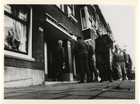 1990-654 De politie controleert of de huizen leeg zijn tijdens de demontage van de Hillebom.