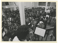 1990-674 Honderden beginners en gevorderden op saxofoon oefenen tijdens de Rotterdamse Saxofoondagen in het ...