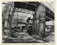 1990-681 Overzicht van een afgebroken Rivoli, wat eens een trotse tentoonstellingshal was.