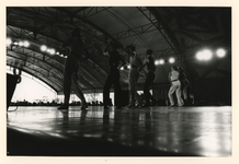 1991-126 Een optreden van een dansgroep tijdens de jaarlijkse uitmarkt aan de Boompjes, waar de vertegenwoordigers van ...