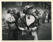 1991-2122 In de Schilderstraat valt een regen van papiersnippers op de deelnemers aan de Ticker Tape Parade tijdens ...