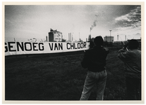 1991-2182 Bij de AKZO Chemiefabriek in de Botlek hangen demonstranten een spandoek op waarmee geprotesteerd wordt tegen ...