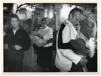 1991-2187 In het café-restaurant Loos geeft toneelgroep Tender een voorstelling genaamd 'Blind Date'.