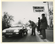 1991-2195 Bewoners van de Molenlaan protesteren tegen het feit dat er te hard gereden wordt in hun straat.
