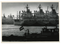 1991-2288 In de Maashaven liggen vijf identieke schepen van de Joon Rederij Groep te wachten op een nieuwe eigenaar na ...